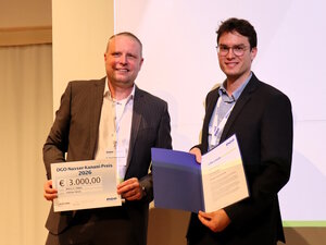 Dr. Klaus Wojczykowski (li), Leiter des DGO-Fachausschusses Forschung, überreichte Andreas Winter (re) die Urkunde sowie einen symbolischen Scheck über das Preisgeld.