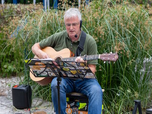 Alois Kinateder erfreute die BG-Mitglieder mit seiner Live-Musik.