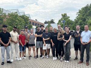 Semper-Schule Nürnberg: Azubis des zweiten Lehrjahres zum Oberflächenbeschichter mit Fachlehrer Ulrich Ludwig (hinten mittig)