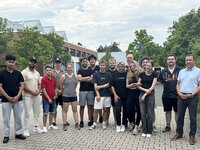 Semper-Schule Nürnberg: Azubis des zweiten Lehrjahres zum Oberflächenbeschichter mit Fachlehrer Ulrich Ludwig (hinten mittig)