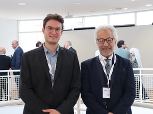 Andreas Winter (li) mit Prof. Dr.-Ing. Dr. habil. Nasser Kanani (re), dem Stifter des Preises 